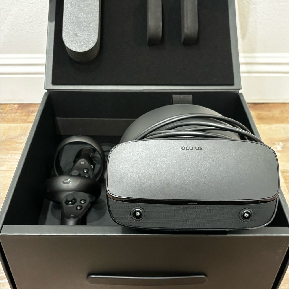 Oculus Rift S VR Headset - Black and Blue Accents - Picture 5 of 6